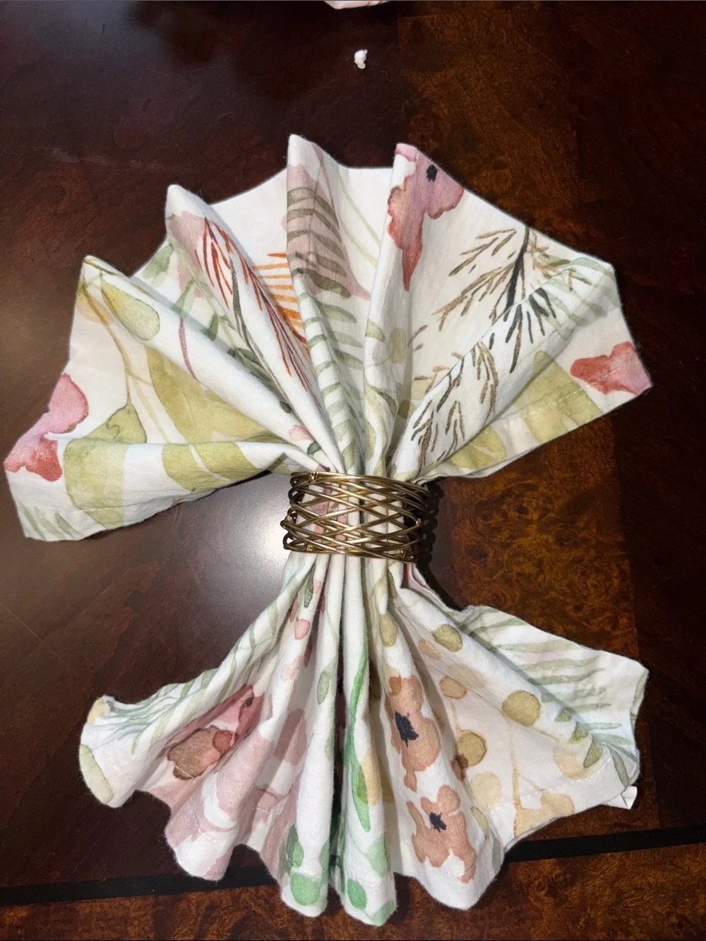 6- dining table napkins with decorative gold ring